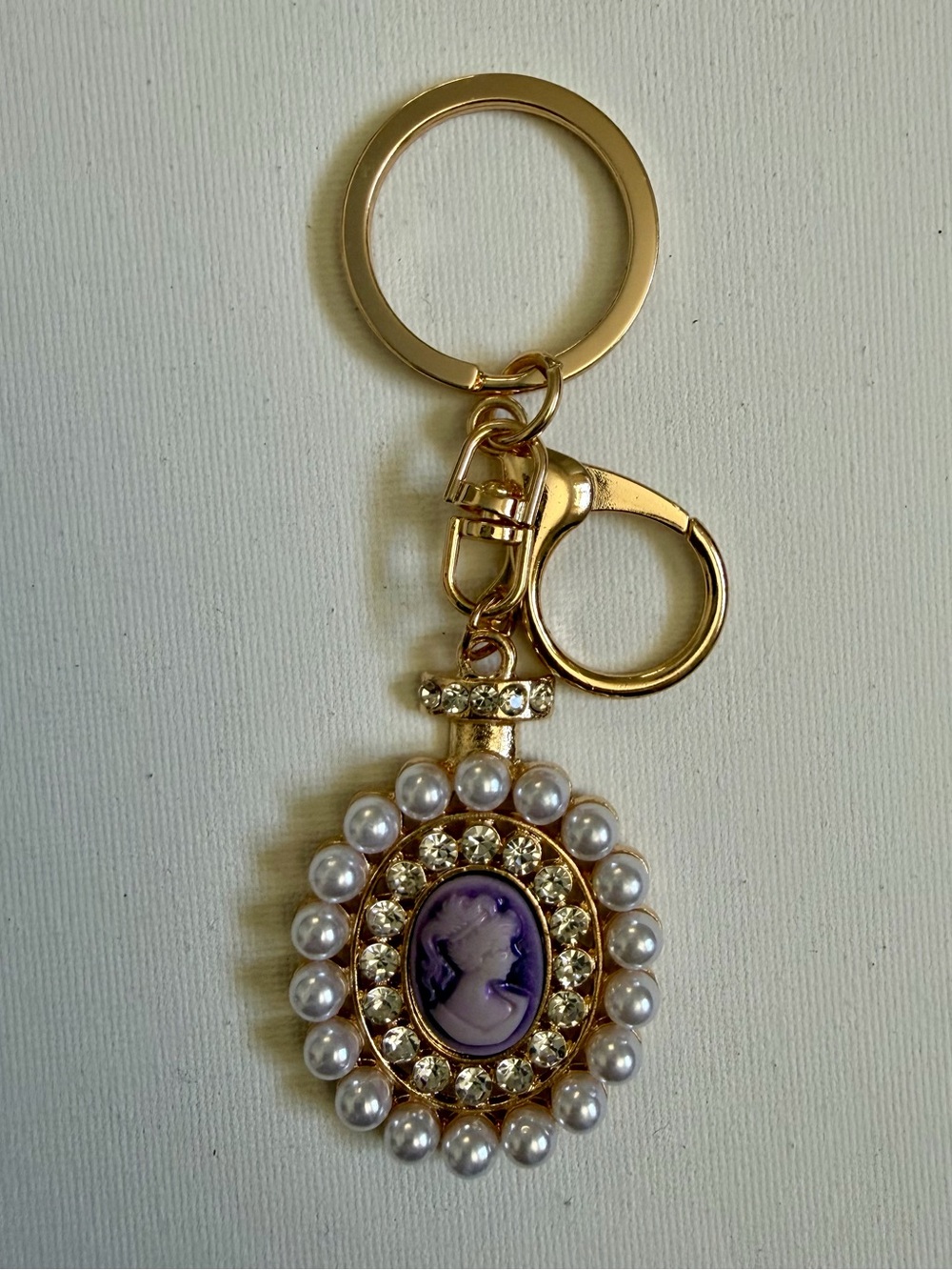 NEW Gold-Tone Purple Cameo Pearl Keychain Bag Charm💜